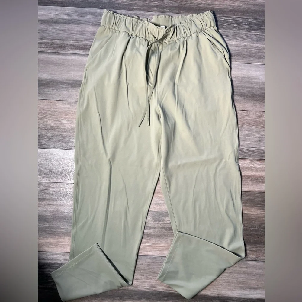 Lululemon Very Cute‎ Light Green Pants- 8